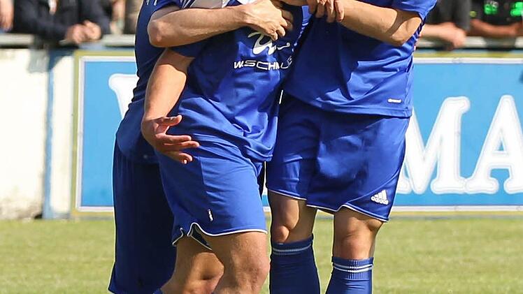 Erneuter Treffer durch Tevin McCullough (Bildmitte) - zusammen mit den anderen Toptorschützen der Frohnlacher, Kevin Hartmann (links) und Lukas Werner. Foto: Heinrich Weiß