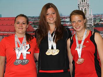 Die LG-Werferinnen (v. l.) Simone Schramm, Rebecca Zimmer und Christina Holzner zeigten starke Leistungen. Fotos: privat