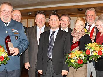 Im Gasthof "Berghof" in Wartenfels verlieh die Bayerische Rundschau ihre Bürgerpreise 2014. Unser Bild zeigt (von links) Ronald Baumüller (Kategorie Jugendfürderung), BR-Anzeigenleiter Bernd Seidel, Landrat Klaus Peter Söllner, BR-Redaktionsleiter Alexander Müller, den Pressecker Bürgermeister Siegfried Beyer, Sylvia Hempfling (Kategorie Zivilcourage) sowie Anton Steinl und Gertrud Murr-Honikel (Kategorie Soziales). Foto: Katrin Geyer