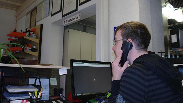 "Und wie Sie sehen, sehen Sie nichts." Mitunter kann es trotz deutlich schnellerer Übertragungsrate dauern, bis eine Internetverbindung hergestellt ist. Da hat Thomas Statt von der Firma Fahrzeugbau Möller Zeit, um mit Kunden zu sprechen.  Foto: Stephanie Elm
