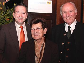Gertraud Fröhlich mit Prof.Dr. Hipp und Bürgermeister Fischkal bei der Ehrung für den bayerischen Landespreis für ältere Menschen in München 2012. Foto: Johanna Blum/Archiv