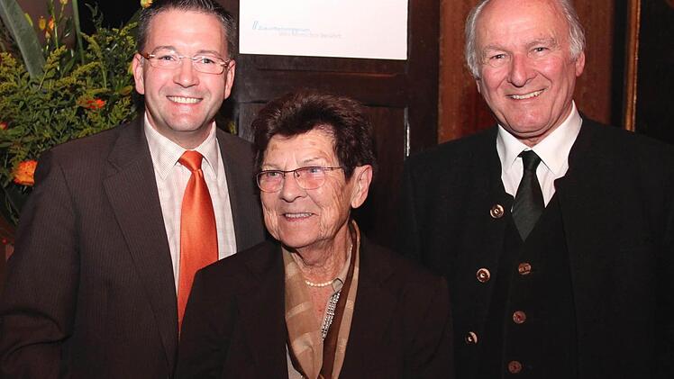 Gertraud Fröhlich mit Prof.Dr. Hipp und Bürgermeister Fischkal bei der Ehrung für den bayerischen Landespreis für ältere Menschen in München 2012. Foto: Johanna Blum/Archiv