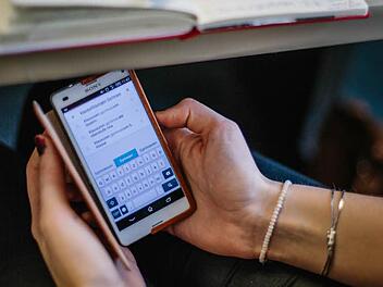 Werden die Schüler im Landkreis mit dem Mobiltelefon auf dem Schulgelände erwischt, kassieren es die Lehrer ein. Foto: Hendrik Steffens