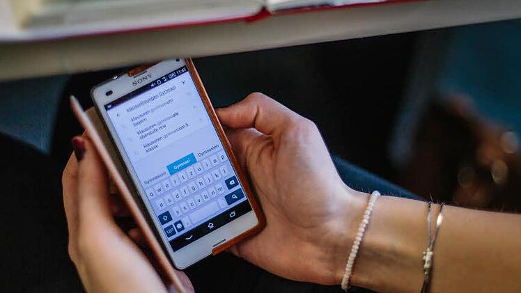 Werden die Schüler im Landkreis mit dem Mobiltelefon auf dem Schulgelände erwischt, kassieren es die Lehrer ein. Foto: Hendrik Steffens