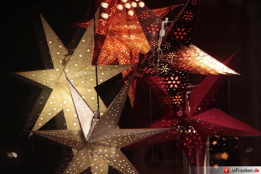 Das erste Fenster des Forchheimer Adventskalenders wurde von Weihnachtsengel Petra geöffnet.