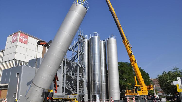 Zwei Millionen Euro investierte Raps vor zwei Jahren in sechs neue Silos mit einer Gesamtspeicherkapazität von 400 Kubikmetern. Foto: Raps