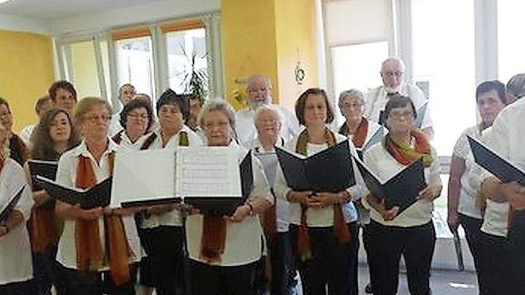 Der Memmelsdorfer "Liederkranz" animierte die Eberner Senioren zum Mitsingen oder Mitsummen. Foto: Michael Dieckmann