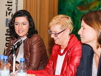Dorothee Bär (CSU, von links), Sabine Dittmar (SPD) und  Manuela Rottmann (Grüne) bei der Podiumsdiskussion der Saale-Zeitung. Möglicherweise sitzen bald alle drei im Bundestag.  Foto: Matthias Hoch
