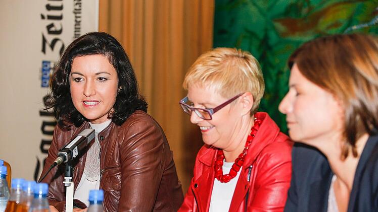 Dorothee Bär (CSU, von links), Sabine Dittmar (SPD) und  Manuela Rottmann (Grüne) bei der Podiumsdiskussion der Saale-Zeitung. Möglicherweise sitzen bald alle drei im Bundestag.  Foto: Matthias Hoch