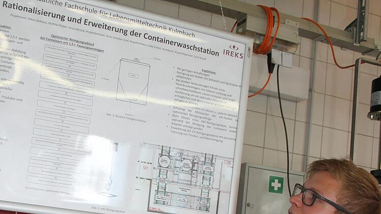 Jonas Woitzik entwickelte f&uuml;r die gro&szlig;en 1,5-Tonnen-Container, wie sie beispielsweise bei  Ireks verwendet werden, ein automatisches Reinigungssystem. Foto: Sonny Adam