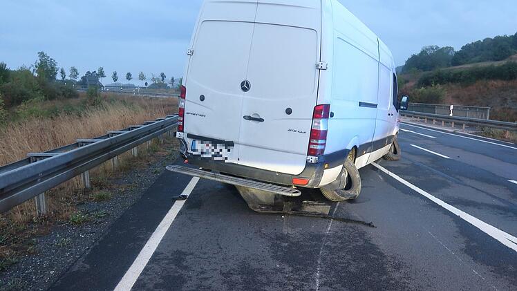 Ein 24-Jähriger fuhr im Kreis Kronach unangeschnallt in eine Baustelle. Die Fahrt endete für ihn im Krankenhaus. Foto: Polizei Kronach