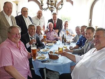 Reinhard Holhut (stehend, Dritter von links) mit Landrat Klaus Peter Söllner (rechts daneben) im Kreise seiner Gratulantenschar vom Bürgermeisterchor  Foto: Klaus-Peter Wulf
