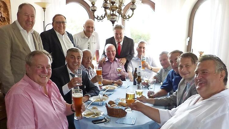 Reinhard Holhut (stehend, Dritter von links) mit Landrat Klaus Peter Söllner (rechts daneben) im Kreise seiner Gratulantenschar vom Bürgermeisterchor  Foto: Klaus-Peter Wulf