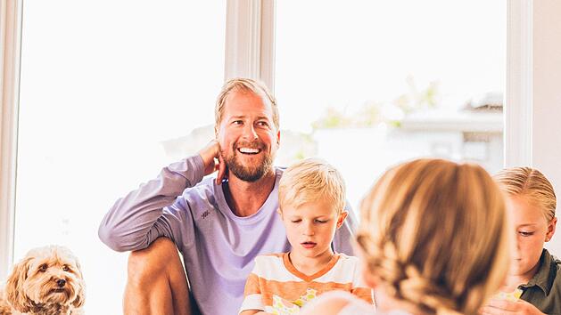 Verschwenden Eltern das Kindergeld und andere Transferleistungen? Gegen diesen Vorwurf wendet sich eine aktuelle Studie und zeigt, was tatsächlich mit diesem Geld passiert.  Foto: unsplash.com