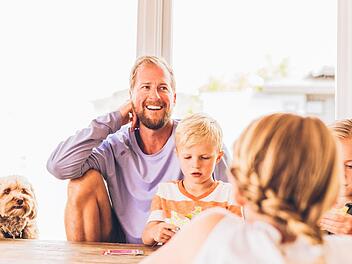 Verschwenden Eltern das Kindergeld und andere Transferleistungen? Gegen diesen Vorwurf wendet sich eine aktuelle Studie und zeigt, was tatsächlich mit diesem Geld passiert.  Foto: unsplash.com