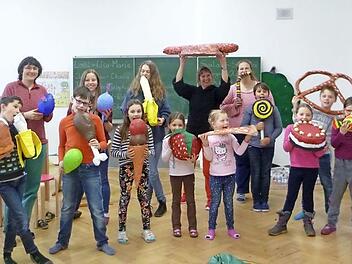 Die Kinder bastelten überdimensionale Lebensmittel.  Foto: Gerold Snater