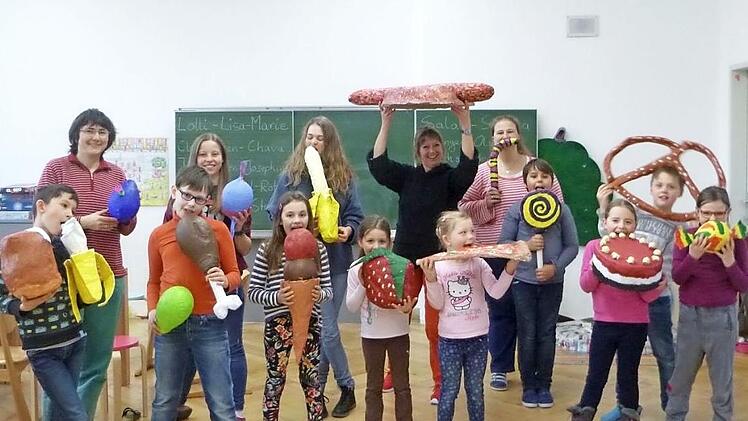 Die Kinder bastelten überdimensionale Lebensmittel.  Foto: Gerold Snater