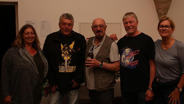 Spaß bei ihrem Treffen mit Ian Anderson (Mitte) hatten (von links) Sonja und Friedhelm Stark sowie Lothar Groß mit seiner Schwester Jutta Groß-Reichl.Jürgen Gärtner