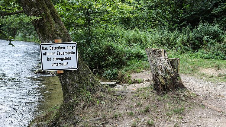 Ein Schild macht deutlich: Offene Feuerstellen sind strengstens verboten. Foto: Barbara Herbst