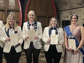 Vize-Präsident Sebastian Kröckel (links) und André Köstener vom Faschingsverband Franken (rechts) dankten und gratulierten den Geehrten zu ihren Auszeichnungen (von links): Kathrin Walz, Katharina Kröckel, Jesika Frankenberger und Prinzessin Marin...