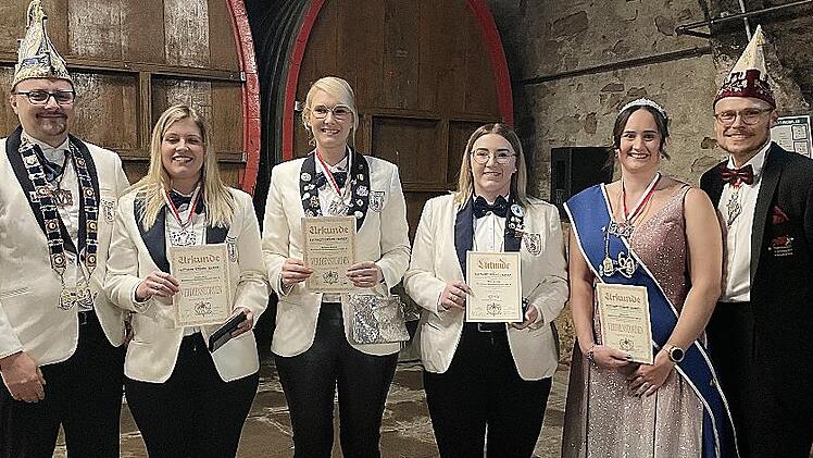 Vize-Präsident Sebastian Kröckel (links) und André Köstener vom Faschingsverband Franken (rechts) dankten und gratulierten den Geehrten zu ihren Auszeichnungen (von links): Kathrin Walz, Katharina Kröckel, Jesika Frankenberger und Prinzessin Marin...