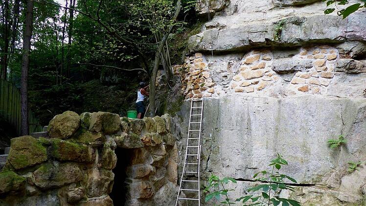 Auch die marode Felswand hinter der Bühne wurde im letzten Jahr saniert.