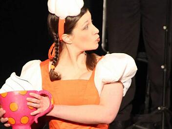 Dutzende Grunschüler belagerten das Kurtheater, um die "Kakaokantate" zu hören. Foto: Carmen Schmitt