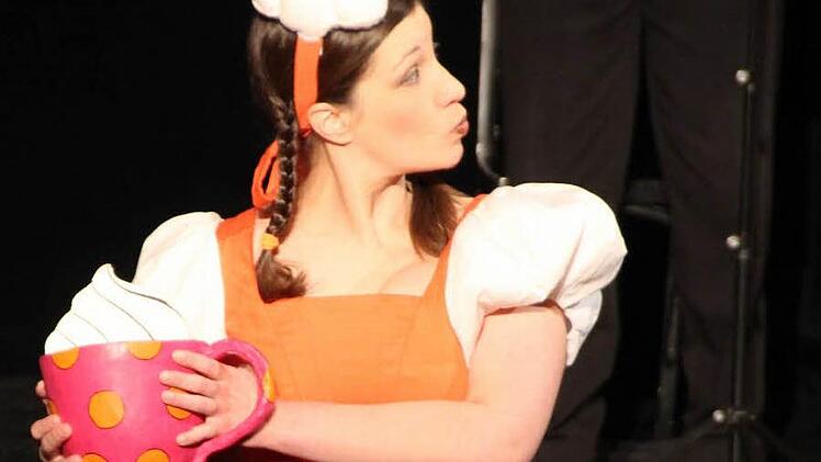 Dutzende Grunschüler belagerten das Kurtheater, um die "Kakaokantate" zu hören. Foto: Carmen Schmitt
