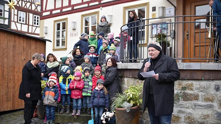 Unterstützt von den Kindern der BRK-Kindertagesstätte "Unter Burg" eröffnete Bürgermeister Claus Bittenbrünn den 33. Weihnachtsmarkt