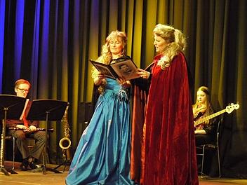 Christine Belkaied (l.) und Laura Baxter waren immer passend zum jeweiligen Lied gekleidet. Foto: Pauline Lindner