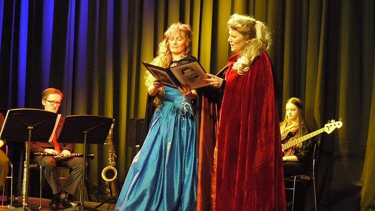 Christine Belkaied (l.) und Laura Baxter waren immer passend zum jeweiligen Lied gekleidet. Foto: Pauline Lindner
