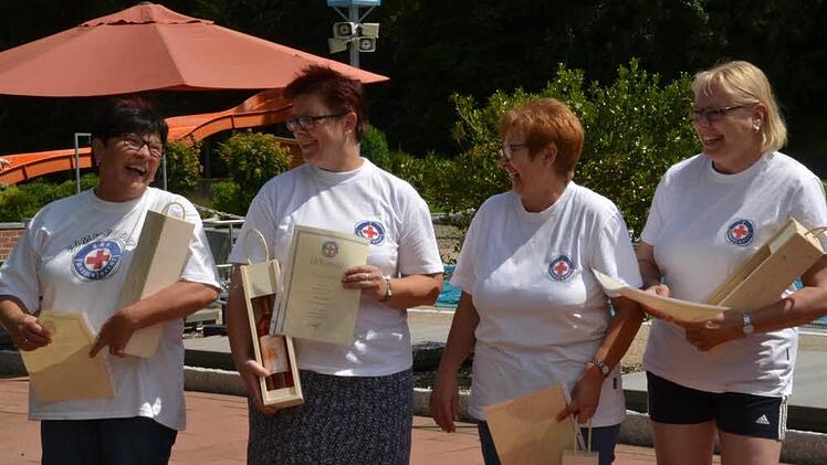 Auch die tatkr&auml;ftige "Hilfe im Hintergrund" wurde gew&uuml;rdigt. Foto: Uschi Prawitz