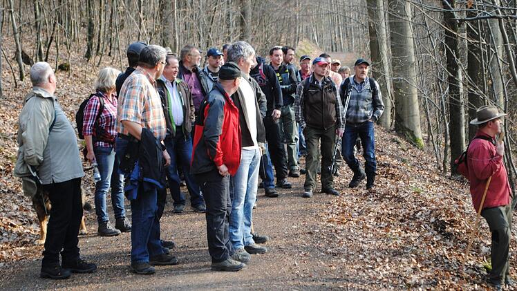 Mit mehr als 40 Teilnehmern starteten die Riedenberger "Grenzgänger" am frühen Morgen in der Nähe des Riedenberger Kapelli.  Foto: Evelyn Schneider