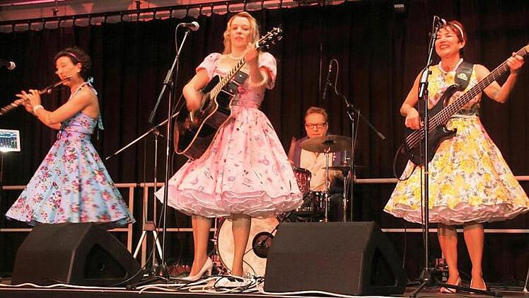 Die "Wonderfrolleins" heizten den Besuchern in der Eggerbachhalle in Eggolsheim gehörig ein.  Foto: Sylvia Hubele