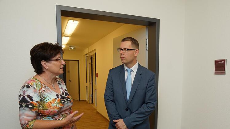 Bürgermeisterin Patricia Schießer im Gespräch mit Marco Schäfer von der Carl von Heß'schen Sozialstiftung. Foto: Arkadius Guzy