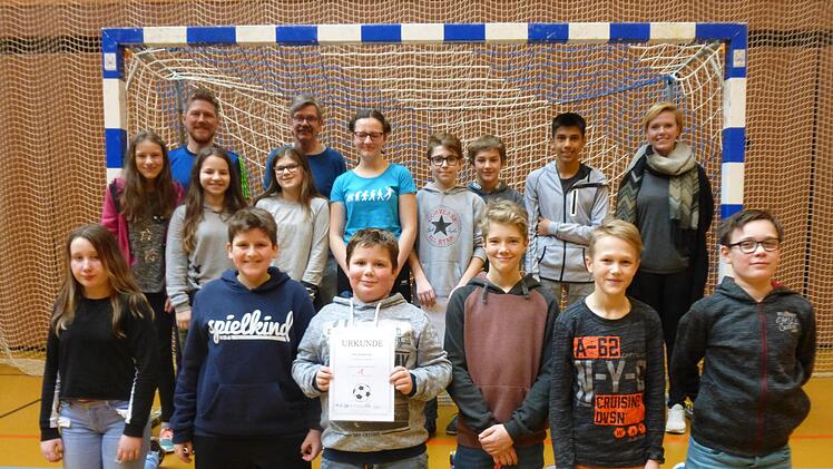 Ungeschlagen und ohne Gegentor gewann die Klasse 6a die Hallenfußballmeisterschaften der Freiherr-von-Lutz-Mittelschule in der Münnerstädter Dreifachturnhalle. Über den Sieg freuten sich (vorne von links) Michelle Hernandez, Marc Pohle, Sandro Beck, Felix Auer, Luis Lauterwald und Calvin Fenner sowie (hinten von links) Anna-Lena Back, Organisator Markus Barthel, Paolina Karasimos, Nora Pfennig, Konrektor Michael Kübert, Rosalie Potsch, Nils Nöth, Leon Schmitt, Mohamed Maleiki und Klassenlehre...