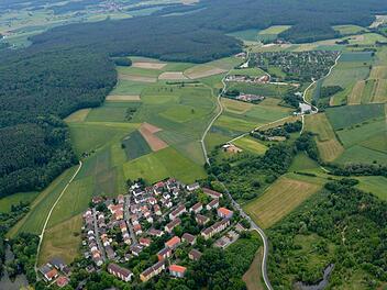 Bamberg soll an der westlichen Bebauungsgrenze deutlich wachsen. Hier sieht ein Rahmenplan  linkerhand der Straße zum Tierheim ein großes Neubaugebiet vor.  Ronald Rinklef