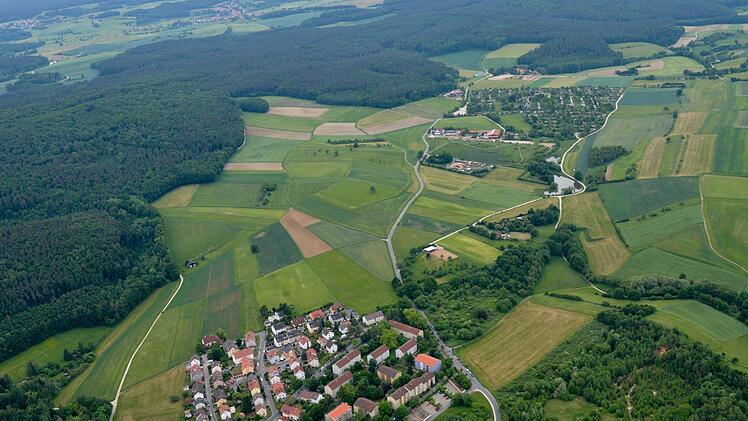 Bamberg soll an der westlichen Bebauungsgrenze deutlich wachsen. Hier sieht ein Rahmenplan  linkerhand der Straße zum Tierheim ein großes Neubaugebiet vor.  Ronald Rinklef