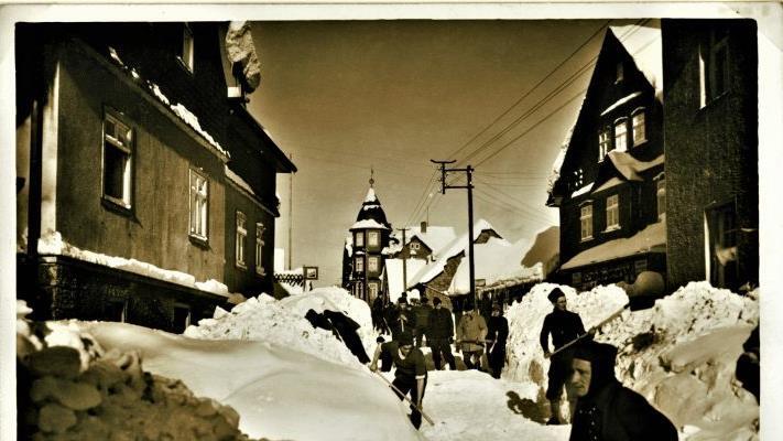 Winter 1941: Mitten in den ohnehin schwierigen Kriegsjahren wird der obere Frankenwald, so unter anderem in Tettau, von extremen Schneemassen heimgesucht.