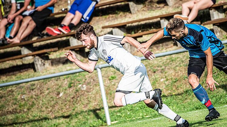 Michael Fuchs entwischt seinem Tirschenreuther Gegenspieler.  Foto: Alexander Muck