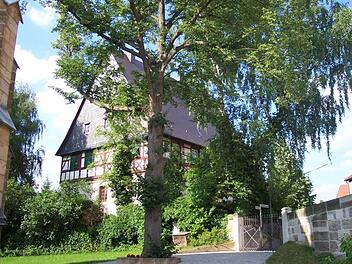 Das "Obere Schloss" in Küps wird die Gemeinde zusammen mit der Eigentümerin sanieren. In der Remise soll nun ein kleines Museum entstehen. Das Bild zeigt den Hauptteil des Schlosses, den die Beisitzerin bewohnen wird. Foto: Veronika Schadeck