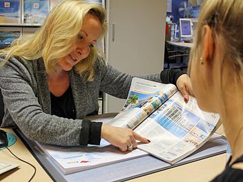 Ganz persönlich und direkt vor Ort: Mitarbeiterin Nicole Bernhardt gibt einer Kundin im Haßfurter "Best Franken"-Reisebüro Tipps zu ihrer Urlaubsplanung. Foto: Teresa Hirschberg