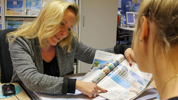 Ganz persönlich und direkt vor Ort: Mitarbeiterin Nicole Bernhardt gibt einer Kundin im Haßfurter "Best Franken"-Reisebüro Tipps zu ihrer Urlaubsplanung. Foto: Teresa Hirschberg