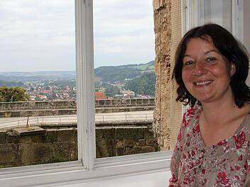 Von ihrem Büro aus hat Jessica Lutz einen traumhaften Ausblick auf Kronach. Foto: Corinna Igler