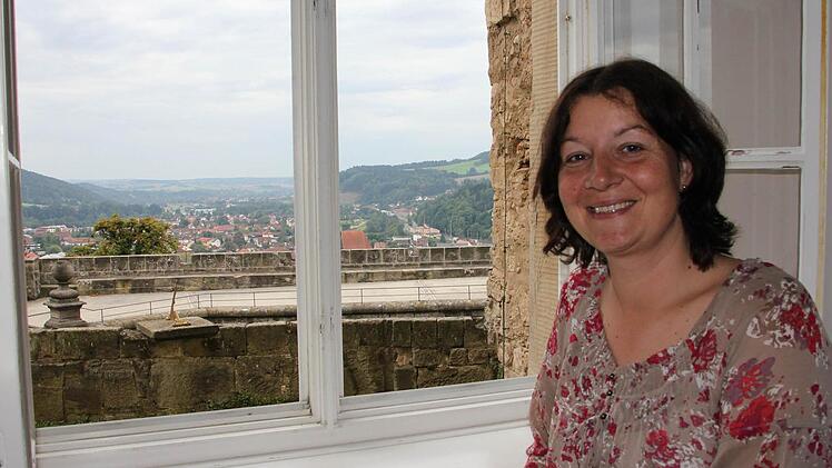 Von ihrem Büro aus hat Jessica Lutz einen traumhaften Ausblick auf Kronach. Foto: Corinna Igler