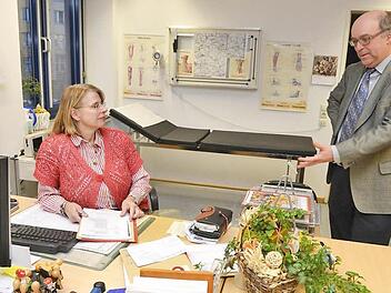 Wo früher  in Bamberg die Wehrpflichtigen untersucht wurden, herrscht  jetzt gähnende Leere. Medizinalrätin  Heike Sebastian-Thiersch und  Regierungsdirektor Gerd Steiner  werden sich beruflich voraussichtlich  zu anderen Behörden verändern. Foto:  Ronald Rinklef