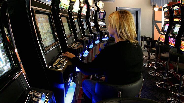 Immer mehr Frauen zieht es zu den Spielautomaten in Spielhallen. Viele können nicht mehr davon lassen, wie die Mitarbeiter der Caritas-Suchtberatungsstelle in Kitzingen feststellen müssen. Foto: imago/Steffen Schellhorn