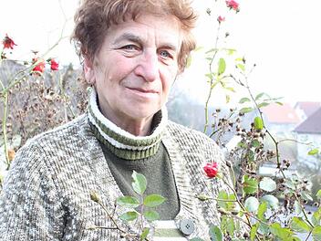 Kein Archivfoto: Irmgard Heinrich mit ihren Rosen, die im Januar kräftig blühen. Fotos: Carmen Schmitt