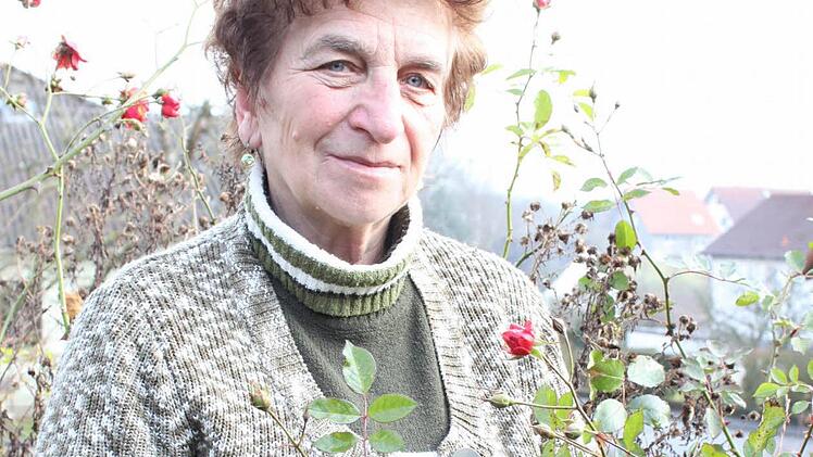 Kein Archivfoto: Irmgard Heinrich mit ihren Rosen, die im Januar kräftig blühen. Fotos: Carmen Schmitt