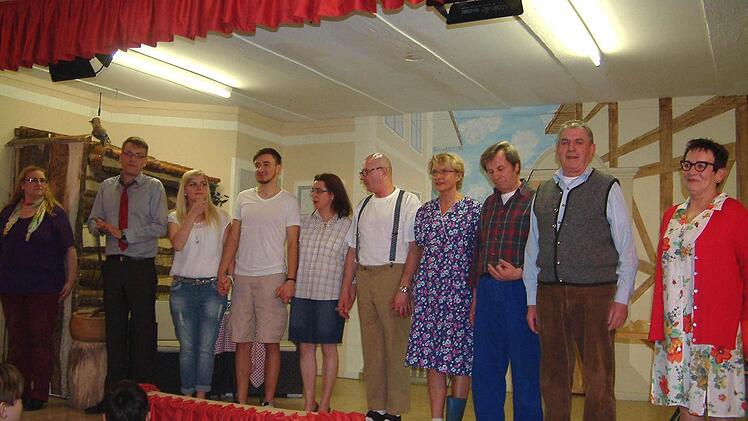 Die Theatergruppe Oberhohenried begeisterte mit dem Schwank "Opa es reicht". Die Akteure waren von links: Souffleuse Doris Saal sowie Ralf Scheller, Anna Lenhardt, Tobias Brand, Andrea Henz, Wolfgang Saal, Helga Lenhardt, Otto Lutz, Rudi Langguth und Christa Gaukler.